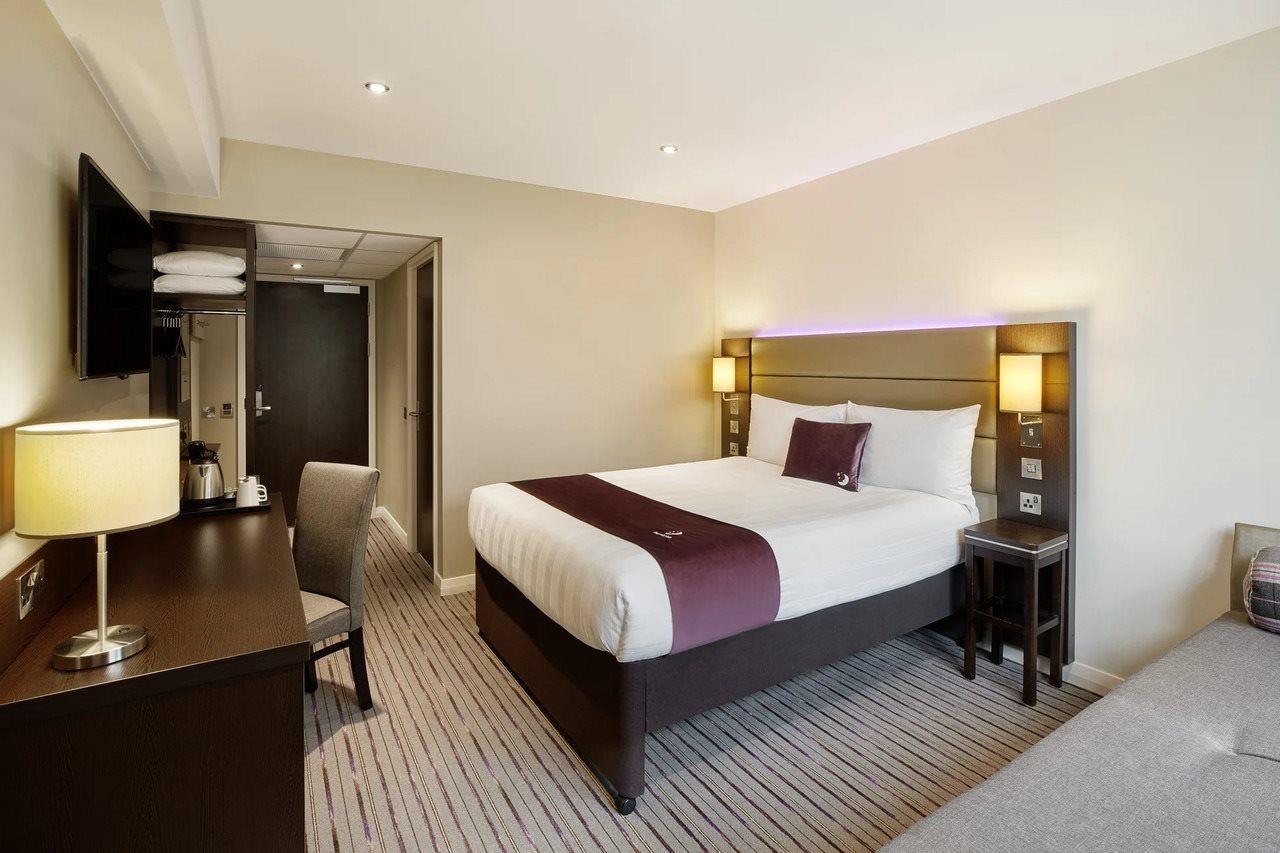 Premier Inn Epsom South Eksteriør billede