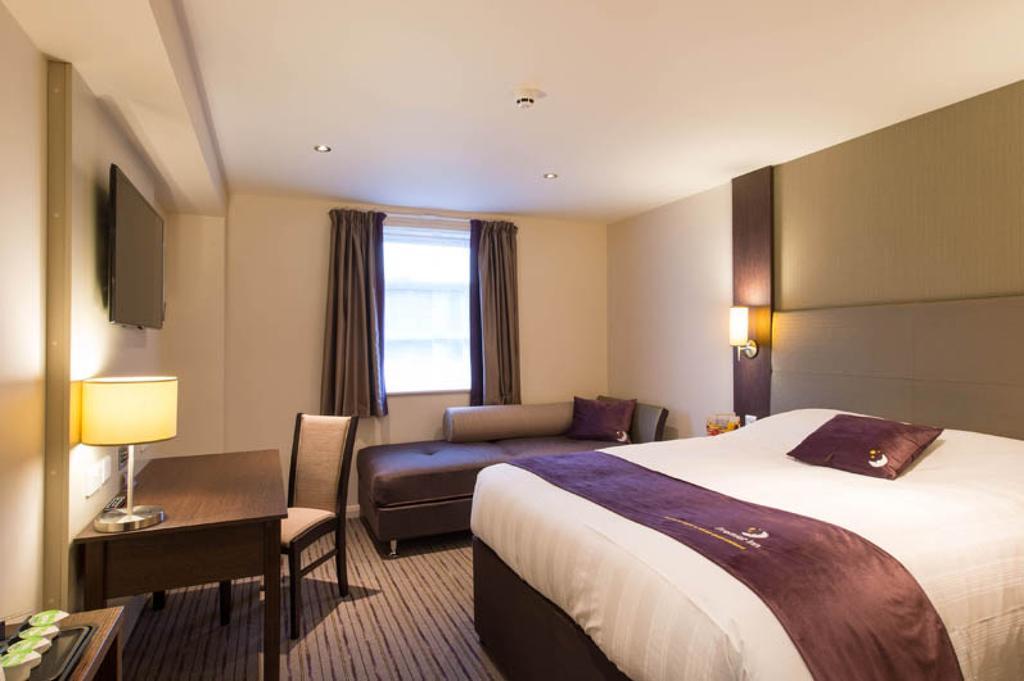 Premier Inn Epsom South Eksteriør billede