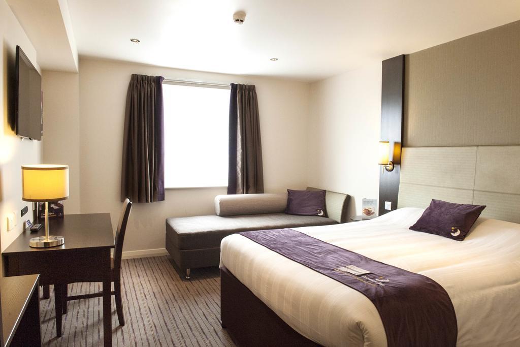 Premier Inn Epsom South Eksteriør billede