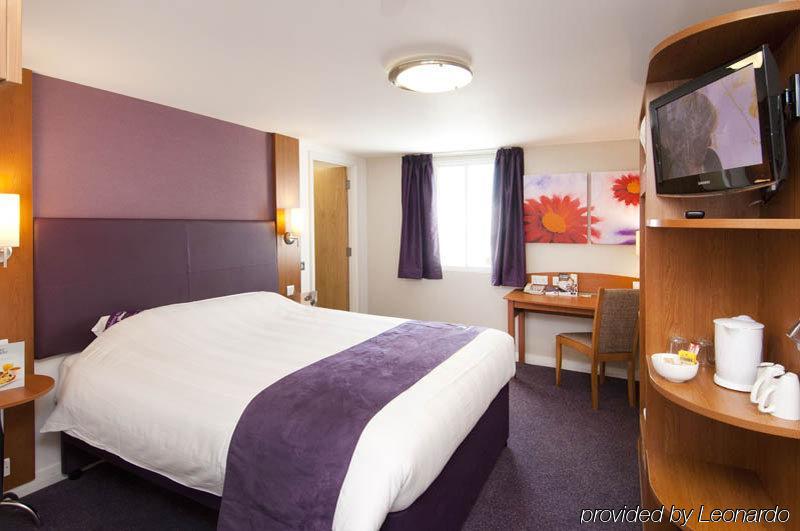 Premier Inn Epsom South Eksteriør billede