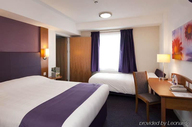 Premier Inn Epsom South Eksteriør billede