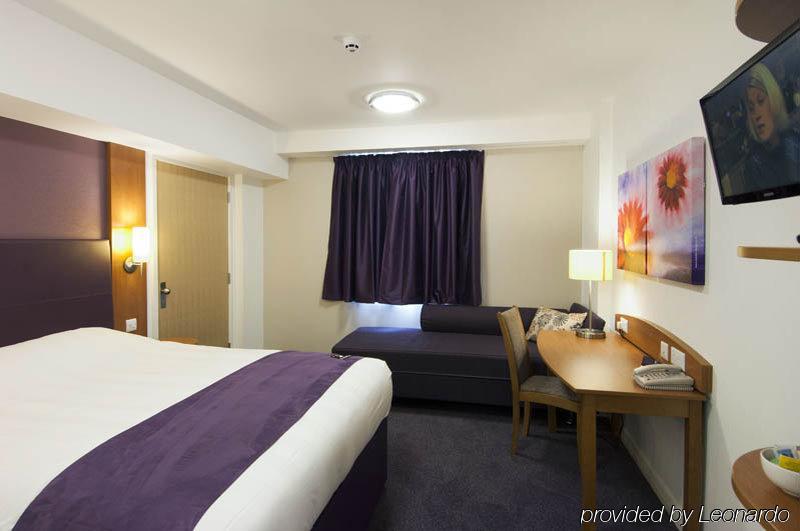 Premier Inn Epsom South Eksteriør billede