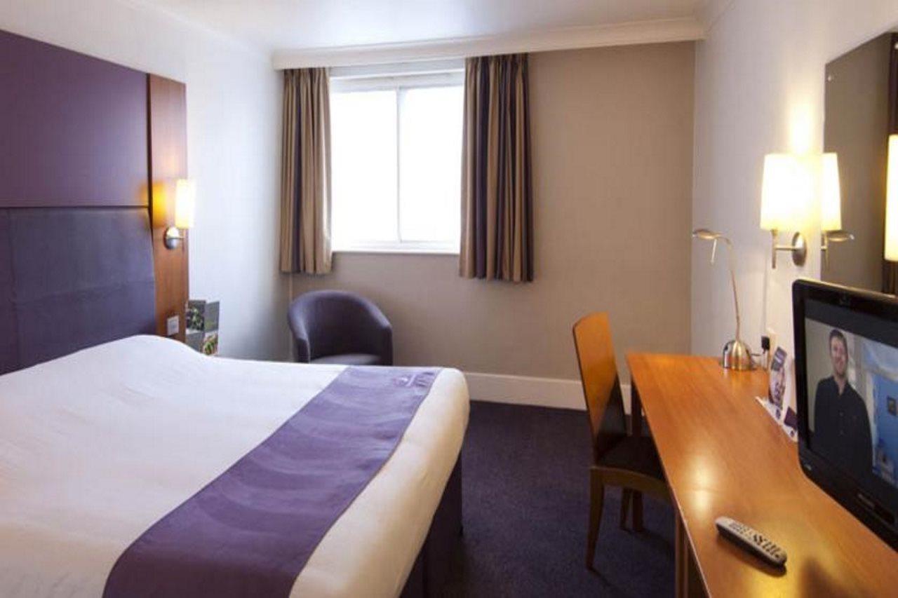 Premier Inn Epsom South Eksteriør billede