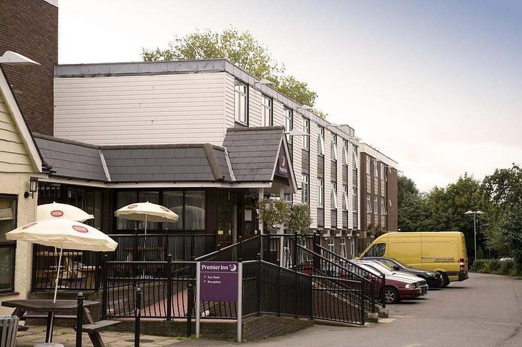 Premier Inn Epsom South Eksteriør billede
