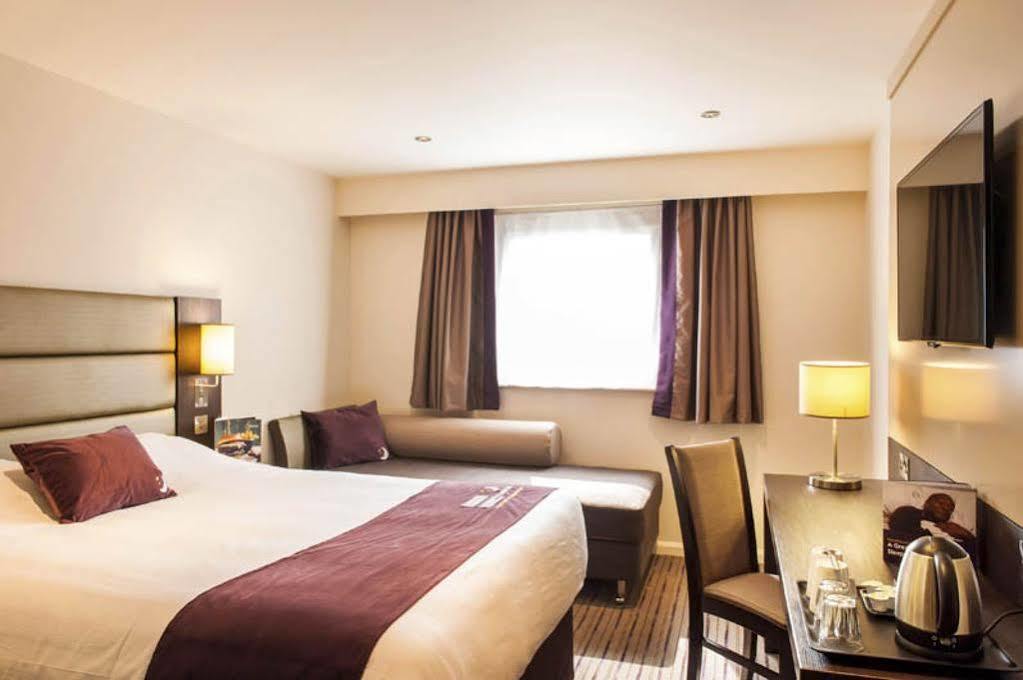 Premier Inn Epsom South Eksteriør billede